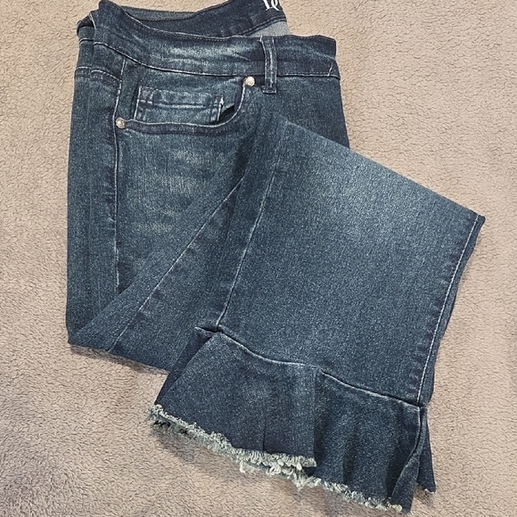 Cropped Capri Ruffle Jeans - Picture 4 of 6